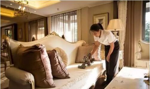 在香港雇菲傭就是最基本的面子，越老越丑越吃香